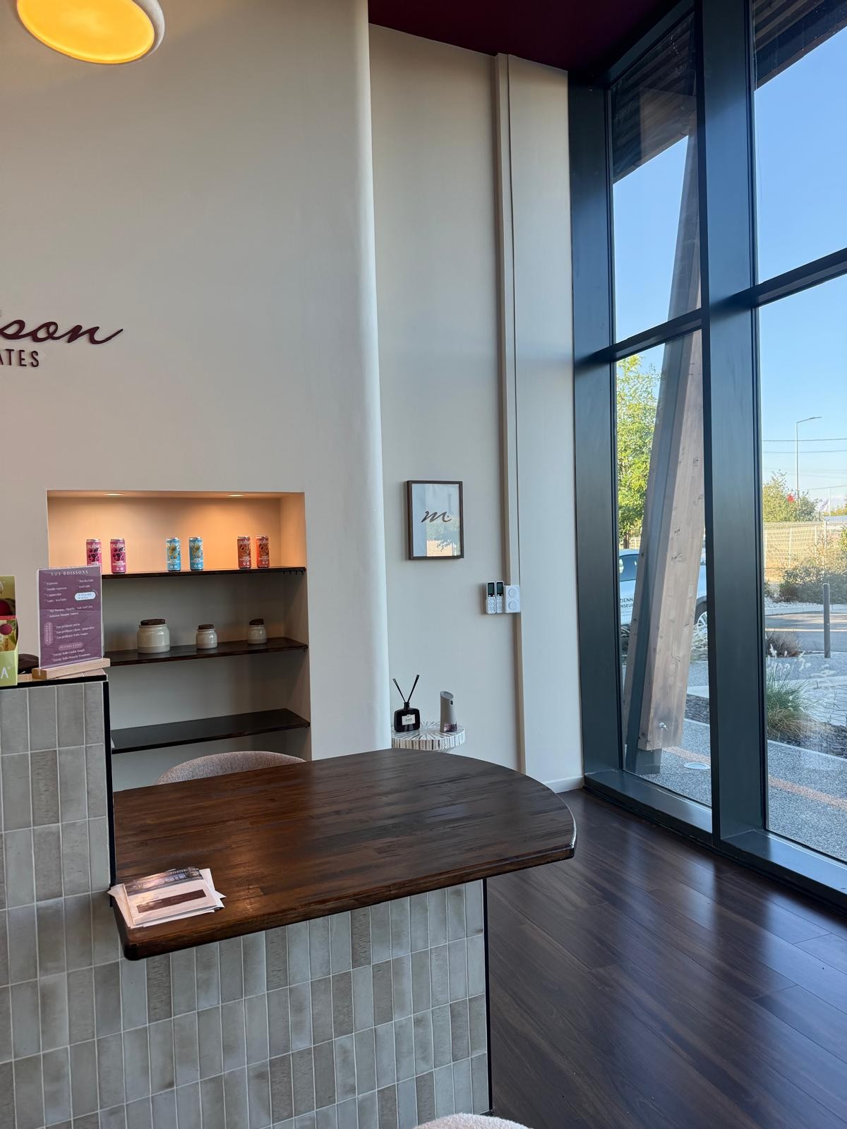 Le comptoir du coffee shop Maison Pilates, à Andrézieux-Bouthéon
